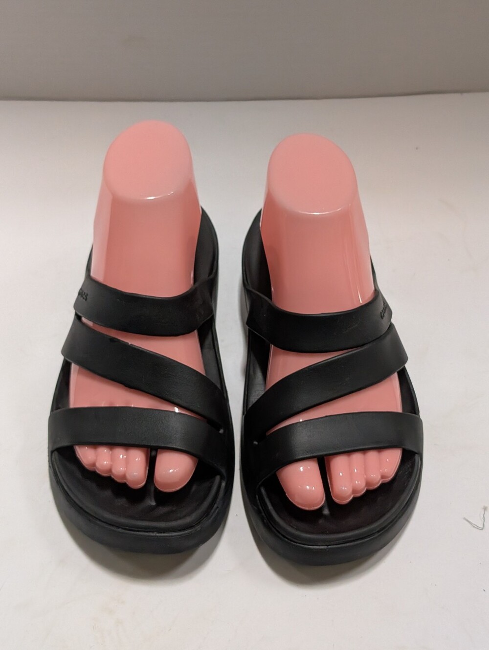 Crocs Women's 7 Getaway Strappy Sandals Black Comfort